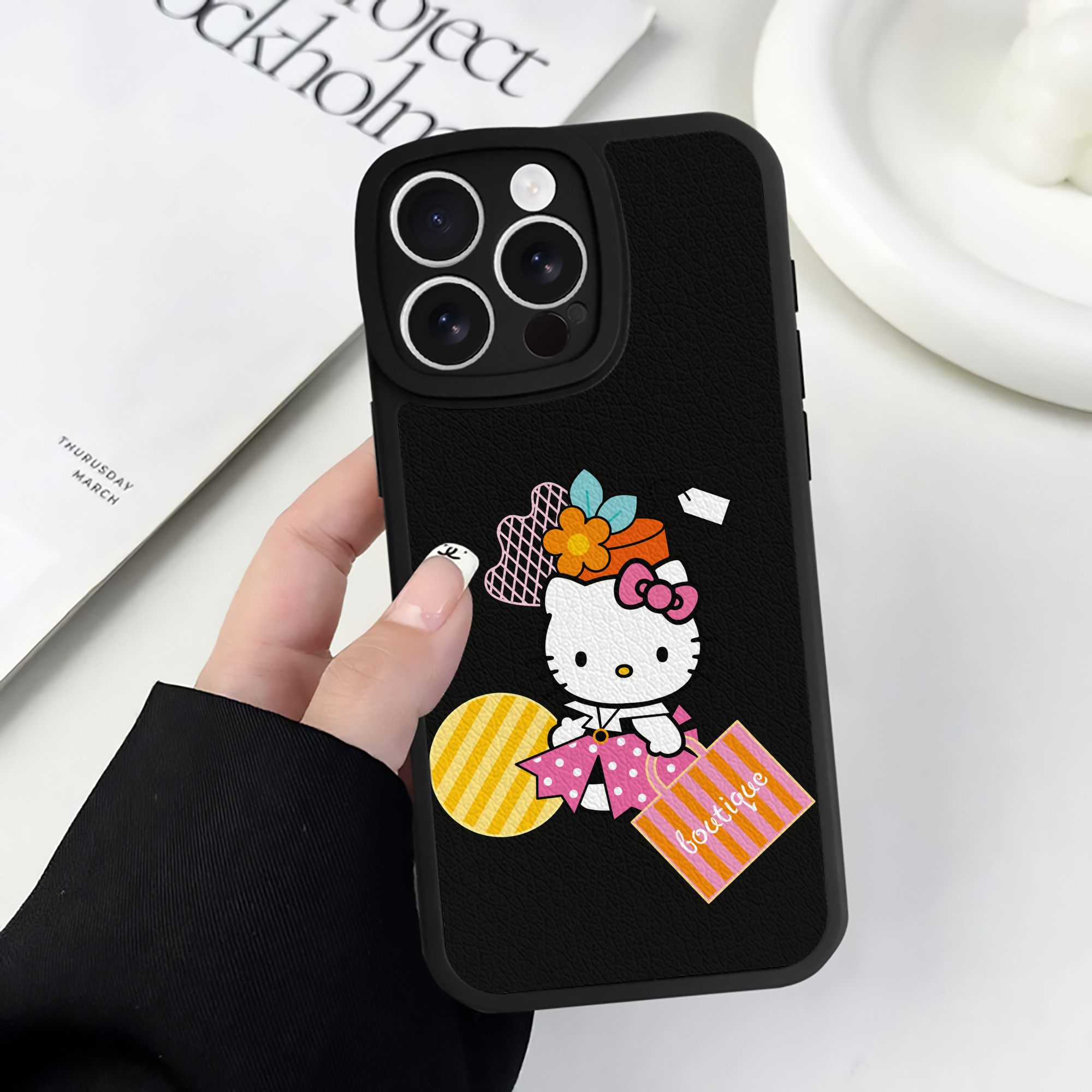 （画像用） Hello Kitty ハローキティ 【iPhone 16シリーズ対応】シリコンスマホケース（レザー調） 材質：シリコン